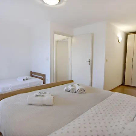 Grosse In Babici Mit Garten Und Terrasse By Interhome Lägenhet *
