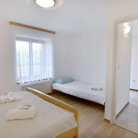 Grosse In Babici Mit Garten Und Terrasse By Interhome Lägenhet *
