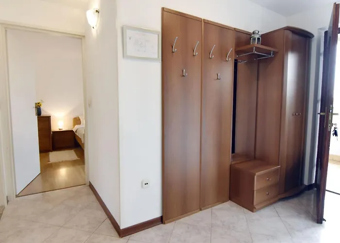 Διαμέρισμα Grosse In Babici Mit Garten Und Terrasse By Interhome
